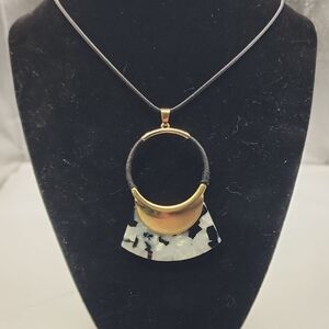 Elegant Gold and Black Pendant Necklace